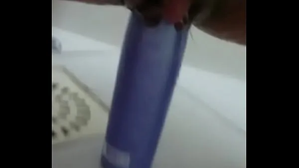 XXX Stuffing the shampoo into the pussy and the growing clitoris 인기 클립