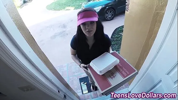XXX Real pizza delivery teen fucked and jizz faced for tip in hd أفضل المقاطع