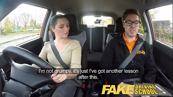 Najbolj priljubljeni posnetki XXX Fake Driving School little English teen gets fucked after her lesson