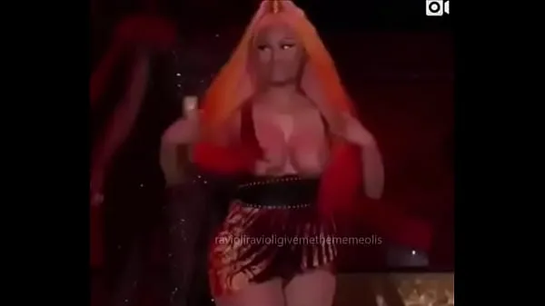 XXX Nicki Minaj tits flash toppklipp
