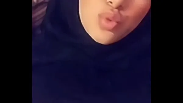XXX Menina muçulmana de com peitos grandes faz um vídeo de selfie sexy principais clipes