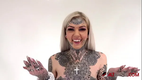 XXX Tattooed Amber Luke rides the tremor for the first time top Clips
