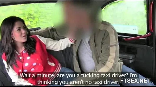 XXX Brunette babe doesn't want to pay the taxi driver najlepších klipov