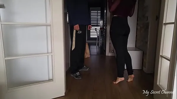 XXX Girl Paying Delivery Guy ٹاپ کلپس