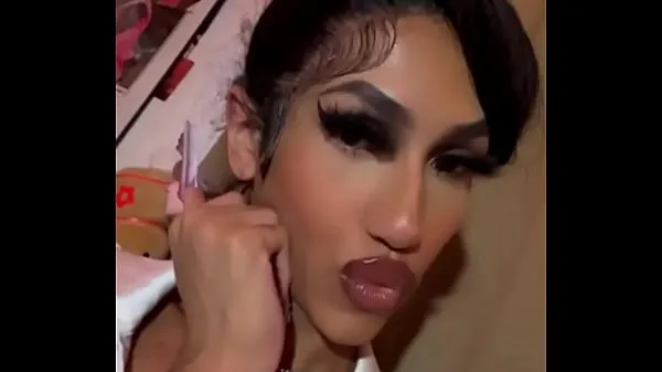 XXX Sexy giovane transgender giovane donna con trucco lucido essendo un crossdresser top Clips